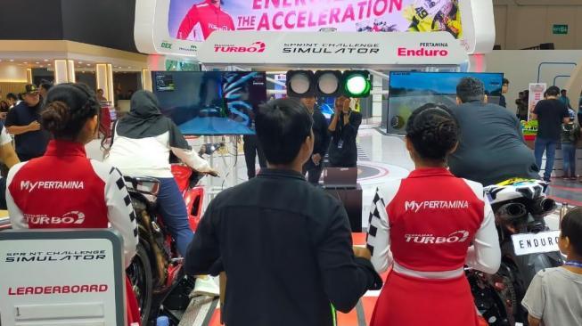 Pulling the throttle at MotoGP's simulators, that would be a long queue at the weekends  [TheIndonesia.co/CNR ukirsari]