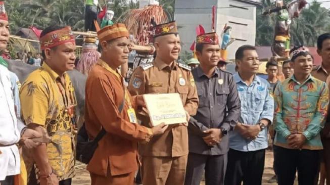 Jaya Samaya Monong, the Regent (Bupati) of Gunung Mas in brown uniform [ANTARA/HO-Disbudpar Gumas]