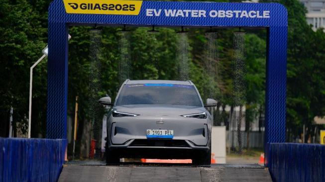 Test drive area, intriguing and answering your questions about the car that you would like to try. Join the queue after showing the registration that mentioned tester driver or rider has a valid driving licence [Seven Events]