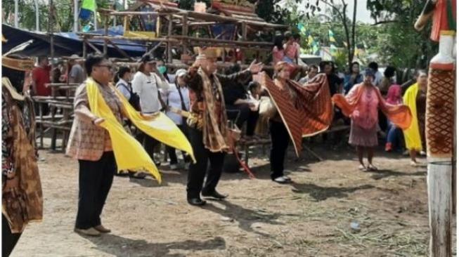 Local government officers participating in Tiwah ceremony amongst Dayak Ngaju people [Suara.com]