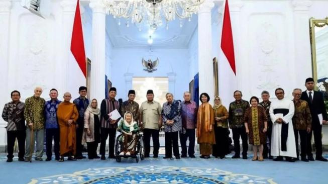 Indonesian President Prabowo Subianto with some interfaith leaders from the National Conscience Movement (GNB) at the Presidential Palace in Jakarta, September 11, 2025. [Antara/HO-PCO]