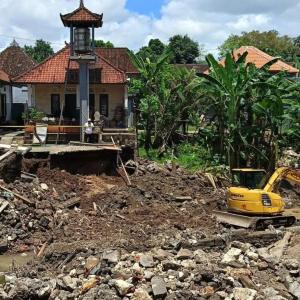 Search Underway for Missing Family of Three in Bali Floods