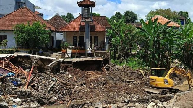 Search and rescue team looking for victims of flooding in a residential area in Badung, Bali, September 12, 2025. [Antara]