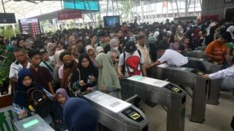 Always Overcrowded, President Prabowo Orders Expansion of Commuter Line