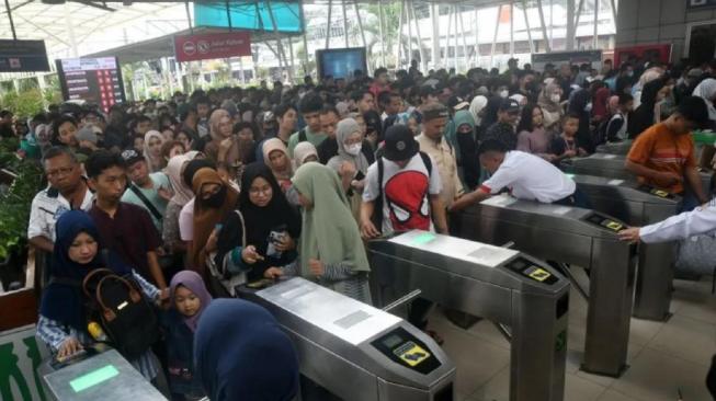 KRL Commuter Line passengers at Bogor Station, West Java, on a busy morning a couple of months ago. [ANTARA/Arif Firmansyah]
