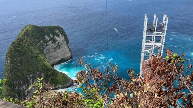 Temporary closure of the glass elevator on the Kelingking Beach cliff in Nusa Penida, Bali, as pictured in Klungkung, Friday, October 31, 2025. [ANTARA/Ni Putu Putri Muliantari]