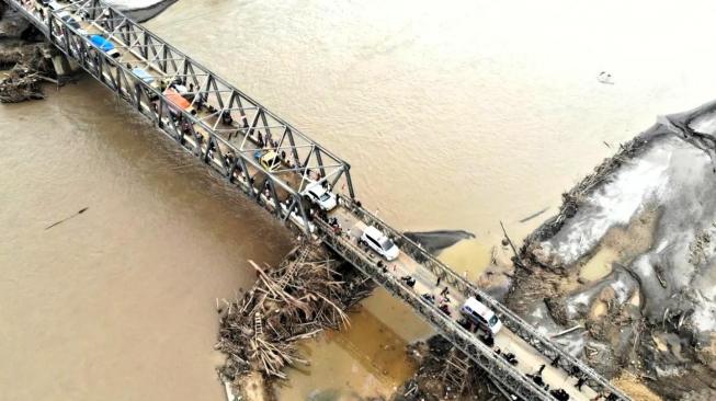 An aerial photo shows vehicles passing over the newly completed Awe Geutah Bailey Bridge, after it collapsed due to flash floods, in Bireuen, Aceh, December 18, 2025. [ANTARA FOTO/Irwansyah Putra]