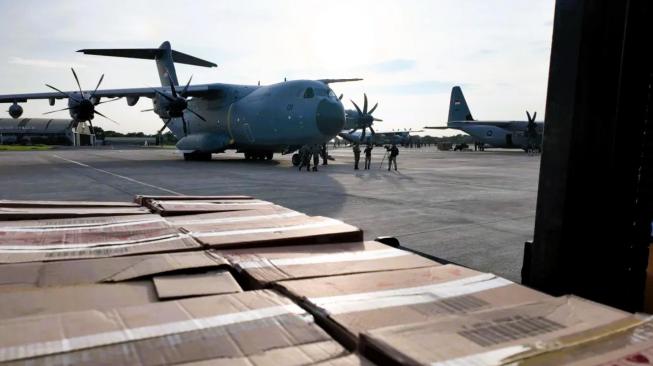 An aircraft deployed to deliver aid to flood victims in several regions of Sumatra, as pictured on Friday, November 28, 2025. [ANTARA/HO-Kemenko PMK]