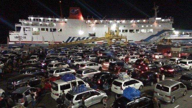 Passengers at Merak Port, Banten, ahead of the festive period on Sunday (2/6).
