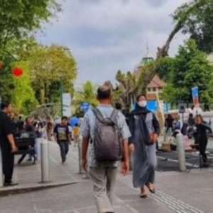 Left Behind: Workers Skipping Indonesia's Eid Exodus and Chasing Overtime