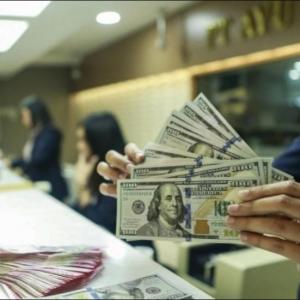 Rupiah Falls Against US Dollar Amid Rising Oil Prices and Investor Concerns
