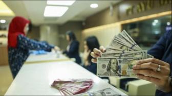 Rupiah Falls Against US Dollar Amid Rising Oil Prices and Investor Concerns