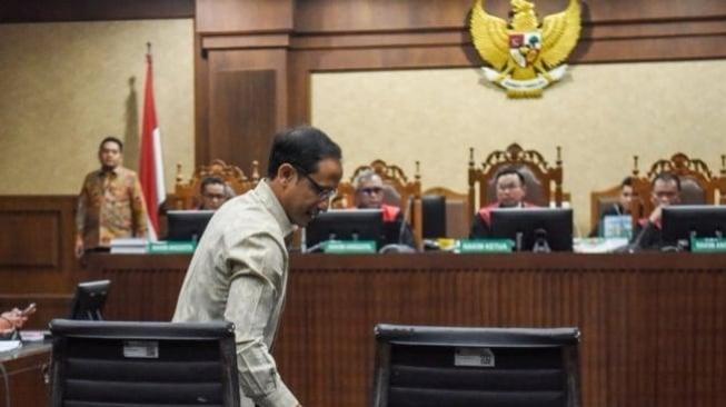 Defendant in the alleged corruption case involving the education digitalisation programme and Chromebook laptop procurement, Nadiem Makarim (centre), attends a follow-up hearing in response to the prosecutor’s rebuttal against the defendant’s objection at the Jakarta Corruption Court, Thursday (8 January 2026). (ANTARA FOTO/Indrianto Eko Suwarso)
