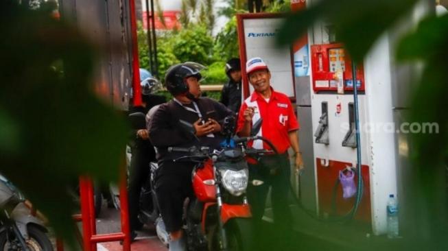 A motorcyclist refuels at a petrol station in Jakarta on 31 March 2026. [Suara.com/Alfian Winanto]