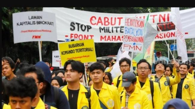 Student demonstrators take part in a protest marking one year of the Prabowo–Gibran administration on Jl Merdeka Selatan, Jakarta, Monday (20 October 2025). [Suara.com/Alfian Winanto]
