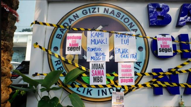 Indonesian Watchdog Says Free School Meals Programme Is Undermining Teachers' Welfare. (Suara.com/Alfian Winanto)